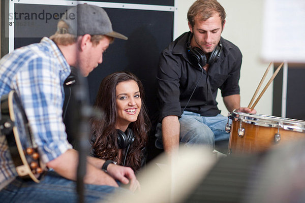 Junge Musiker machen Pause im Tonstudio