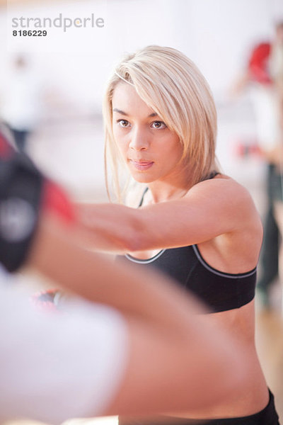 Junge Frau beim Training im Fitnessstudio