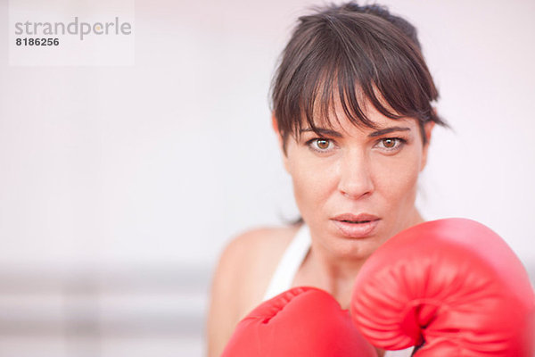 Porträt einer erwachsenen Frau in Boxhandschuhen