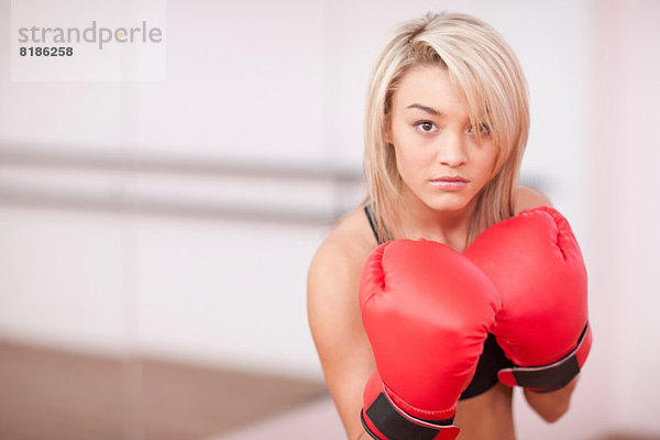 Portrait einer jungen Frau in Boxhandschuhen