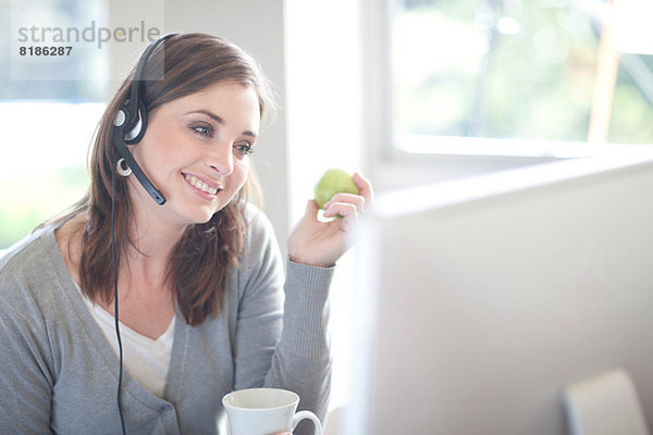 Junge Frau am Computer