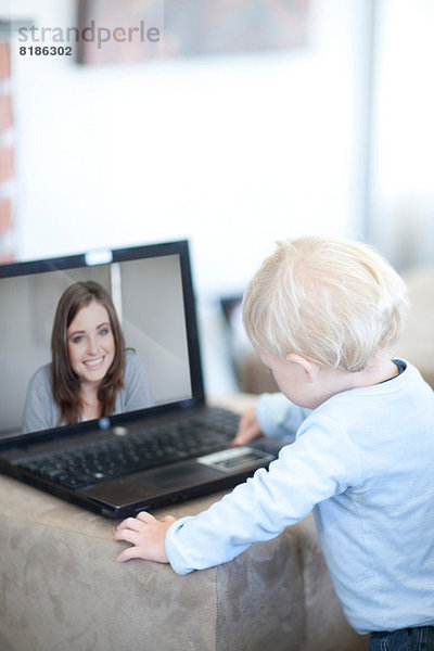 Baby Junge abgelenkt auf Videoanruf an Mutter