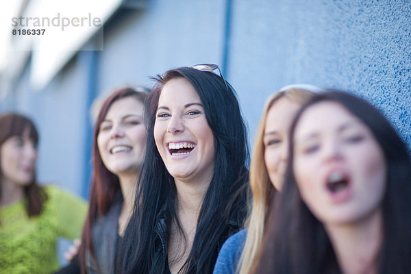 Eine Gruppe von jungen Frauen  die sich über die