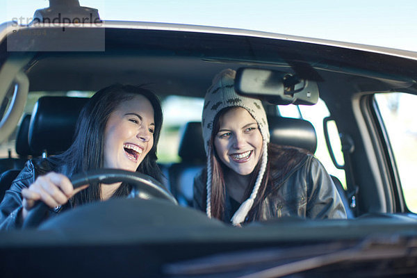 Zwei junge Frauen beim Autofahren