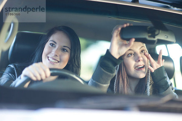 Zwei junge Freundinnen im Auto