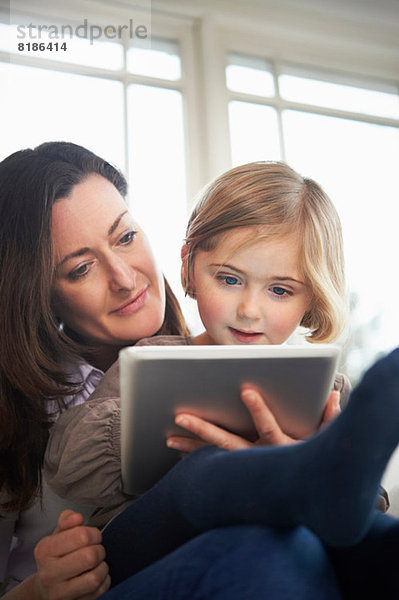 Mutter und Tochter mit digitaler Tablette