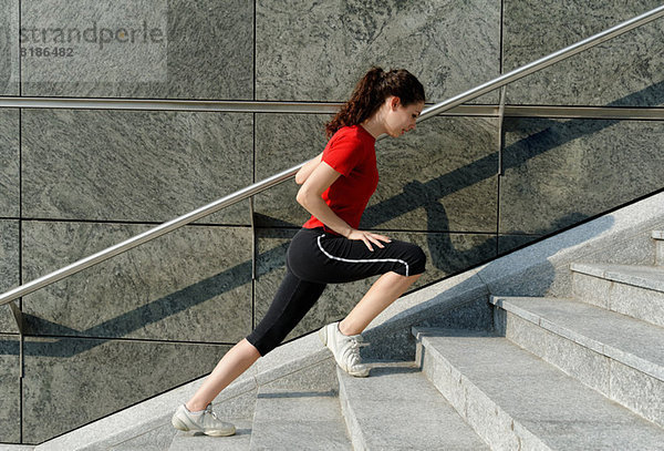 Junge Frau beim Training auf der Treppe