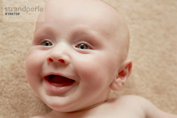 Nahaufnahme des Babys mit breitem Lächeln