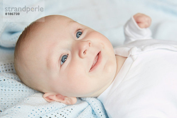 Baby lächelt vor Faszination