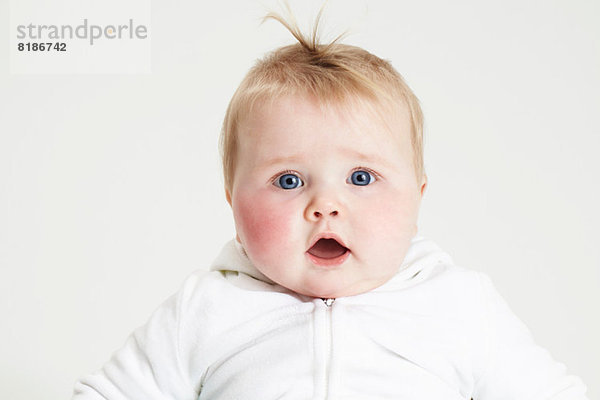 Portrait des Mädchens mit geöffnetem Mund