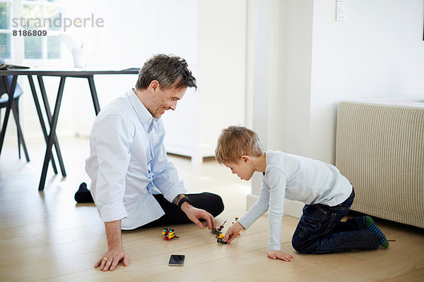 Vater und Sohn spielen mit Spielzeug
