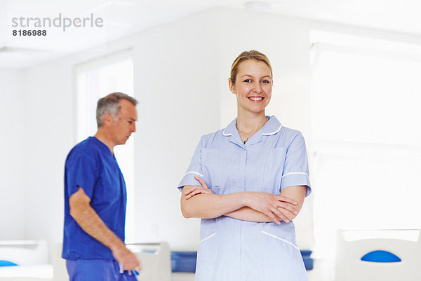 Porträt der Krankenschwester mit Arzt im Hintergrund