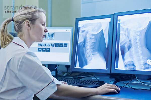 Frau beim Röntgen
