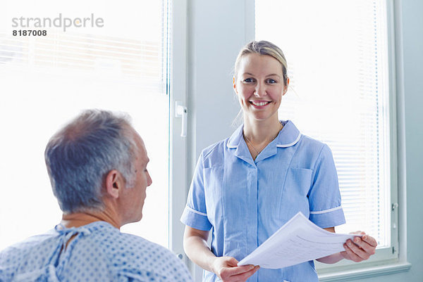 Krankenschwester im Gespräch mit dem Patienten