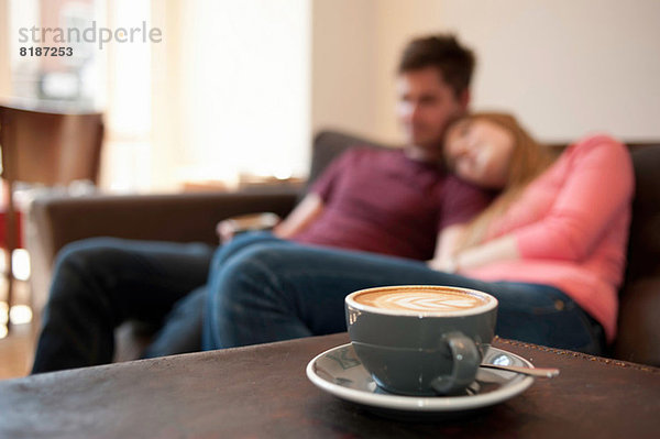 Junges Paar auf dem Sofa im Café