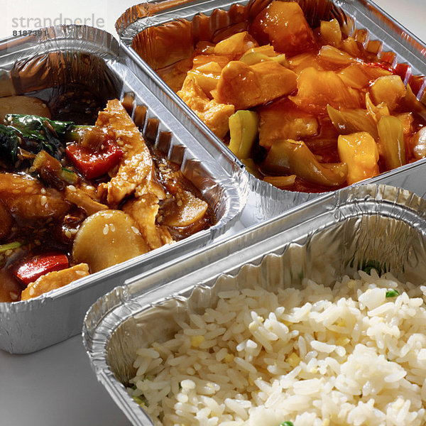 Curry und Reis in Kartons mitnehmen