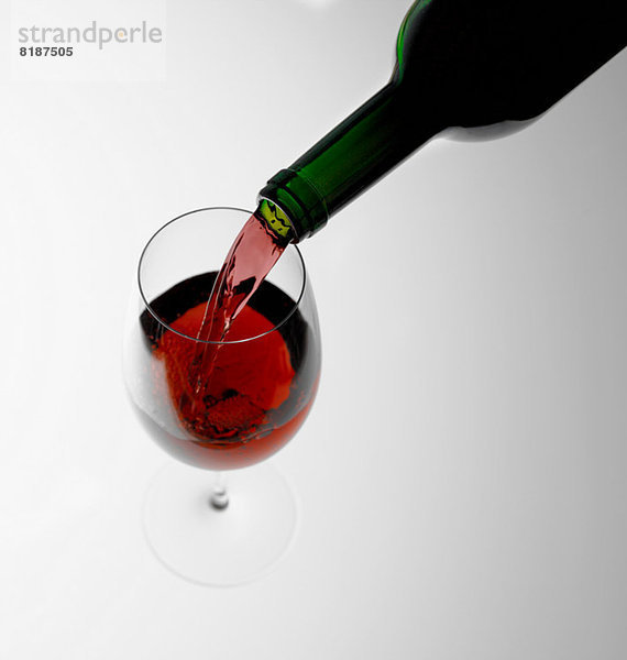 Rotwein ins Glas gießen