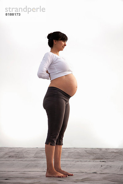 Schwangere Frau in Yogaberg-Pose