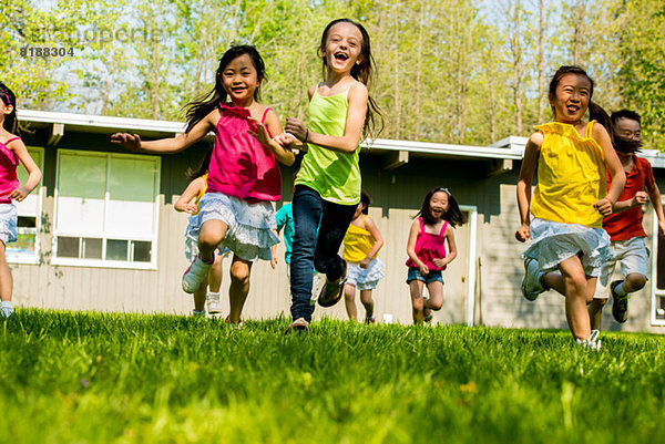 Kinder laufen auf Rasen