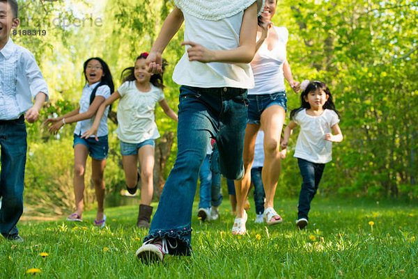 Jungen und Mädchen beim Laufen im Park