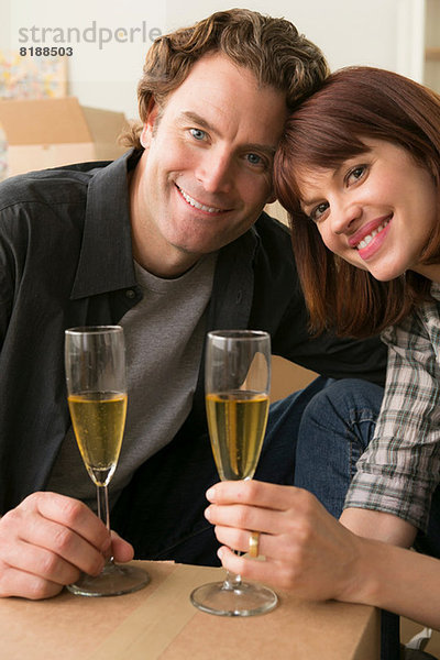 Paar mit Champagnerpause während der Fahrt