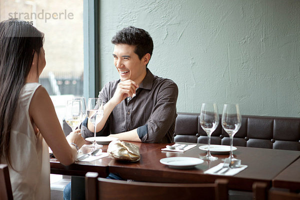 Junges Paar lacht im Restaurant