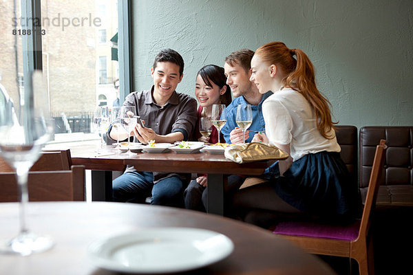 Vier Freunde im Restaurant