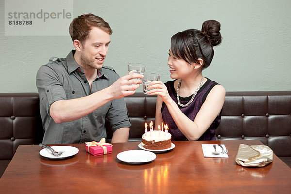 Junges Paar feiert Geburtstag im Restaurant
