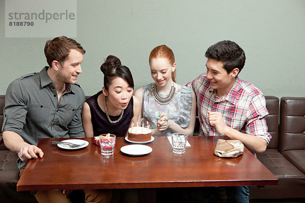 Vier Freunde feiern Geburtstag im Restaurant