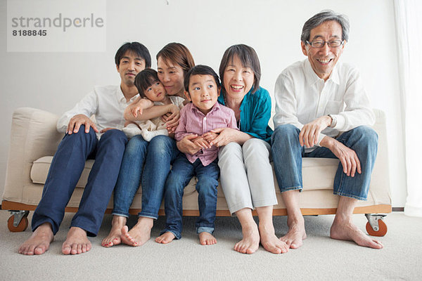 Drei Generationen Familie auf Sofa sitzend  Portrait