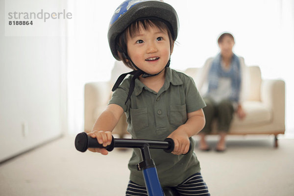 Junge mit Fahrradhelm  Portrait