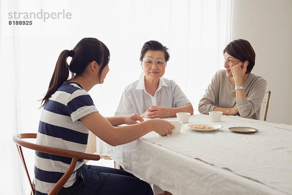 Drei Generationen Familie bei Tisch