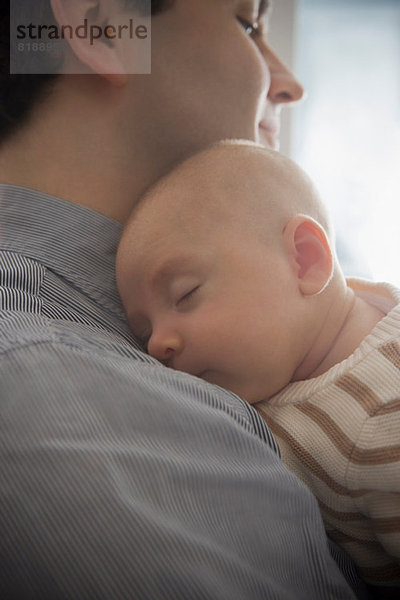 Baby Junge schläft auf Vaters Schulter  Nahaufnahme