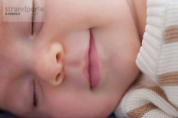 Baby Junge schläft und lächelt  Nahaufnahme