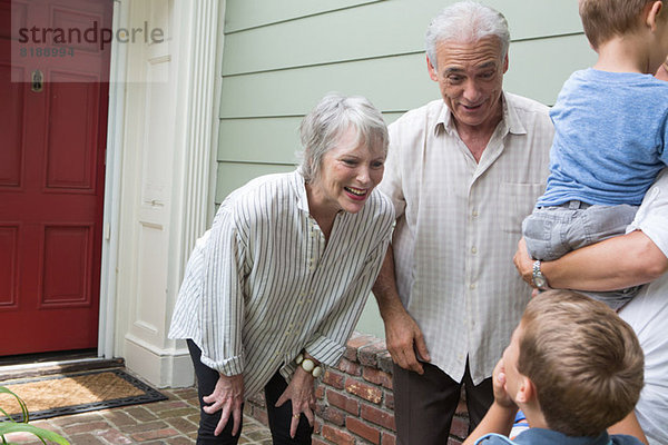Seniorenpaar begrüßt Familie zu Hause