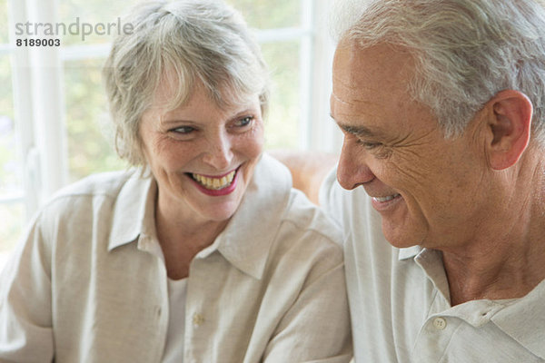 Seniorenpaar lächelt zusammen  Nahaufnahme