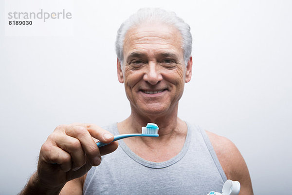 Senior Mann mit Zahnbürste  Portrait