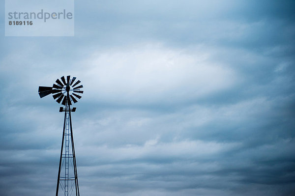 Silhouette einer Windmühle  South Dakota  USA