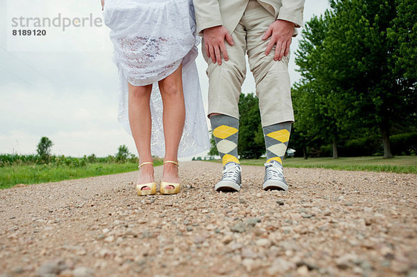 Blick auf die Beine der Paare am Hochzeitstag