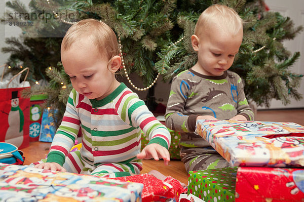 Bruder und Schwester schauen sich Weihnachtsgeschenke an