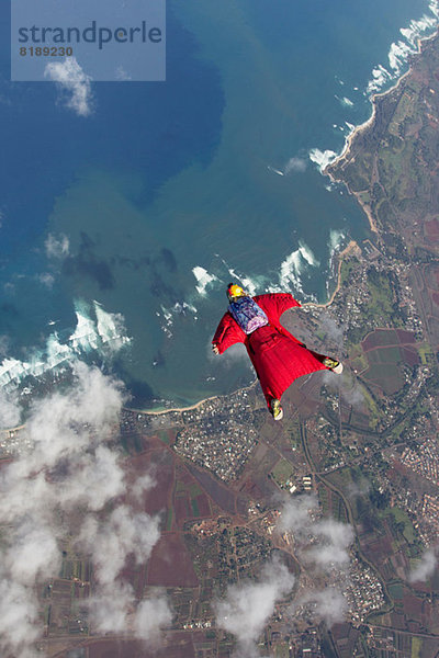 Frau im Wingsuit fliegt über Honolulu  Hawaii