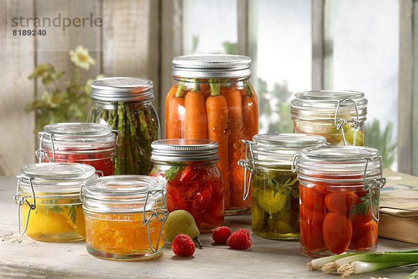 Vielfalt an Obst und Gemüse in Gläsern eingelegt