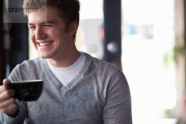 Porträt eines jungen Mannes in einer Kaffeetasse