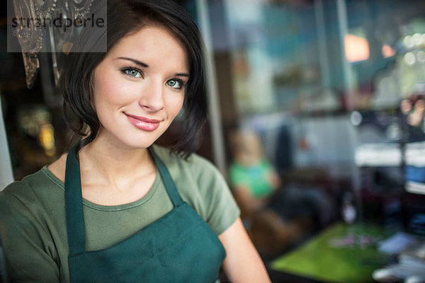 Porträt eines jungen Mädchens im Café