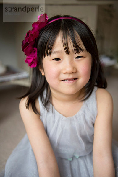 Porträt eines Mädchens mit Blume im Haar  lächelnd