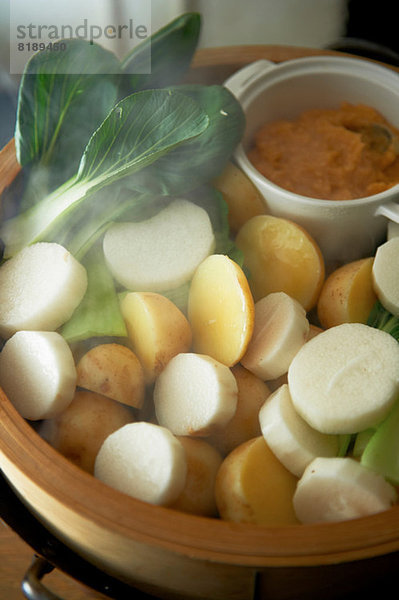 Schale mit gedünstetem Gemüse und Pak Choi