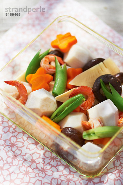 Gericht der japanischen Küche und frisches Gemüse