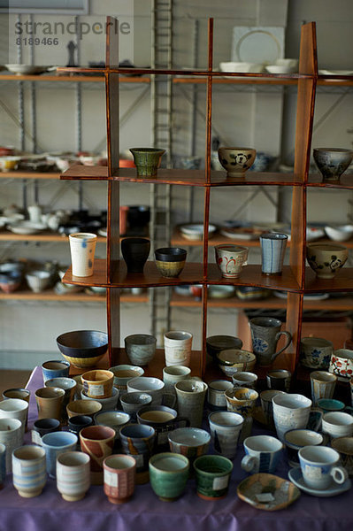 Große Gruppe traditioneller japanischer Keramiken