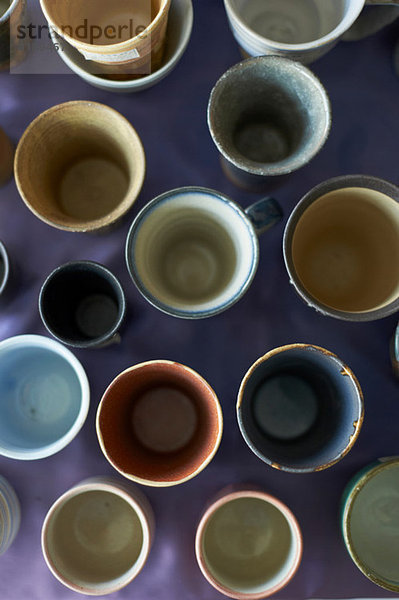 Große Gruppe traditioneller japanischer Keramik  Draufsicht