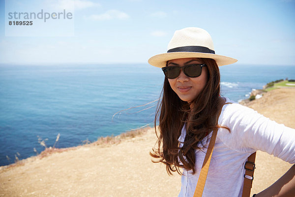 Junge Frau mit Sonnenhut an der Küste Palos Verdes  Kalifornien  USA